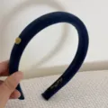 Gros plan d'un serre-tête rembourré en velours bleu marine avec un petit cœur jaune. - Bandeau Bleu (Cœur Vert Clair) / 2cm de Largeur / Bleu marine