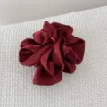 Chouchou en satin plissé rouge vin à double couche avec motif grande fleur - Rouge
