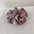 Vue détaillée d'un chouchou en satin à double épaisseur avec volants en mauve élégant - Rose foncé