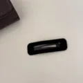 Détail d'une barrette à cheveux géométrique en velours noir minimaliste pour le coiffage - Carré / Noir