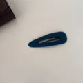 Gros plan d'une barrette à cheveux en velours bleu foncé avec coutures décoratives élégantes - Goutte d’eau / Bleu