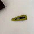 Vue détaillée d'une barrette à cheveux en velours vert avec des surpiqûres décoratives - Goutte d’eau / Vert