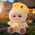 Adorable peluche Profeta de Werewolf Kill Heteroworld con cara de vinilo y gorro amarillo - Estilo Aldeano