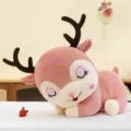 Simpatico peluche di renna rosa con corna marroni in posa dormiente per decorazione - Rosa / 20cm