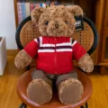 Simpatico orsacchiotto di peluche marrone con maglione lavorato a maglia e pantaloni regalo. - 40CM / Rosso