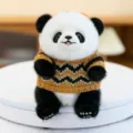 Adorable colgante de panda de peluche con un suéter de punto con estampado. - Estilo Colgante de 14cm / Suéter a Rayas Marrón