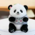 Adorable peluche de panda con suéter de punto gris y detalles florales rosas - Estilo Colgante de 14cm / Suéter de Rombos Gris