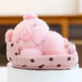 Niedliches schlafendes rosa Schweine-Plüschtier im gepunkteten Korb für den Schreibtisch - Schweinchen / 16cm