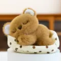 Süßes braunes schlafendes Bär Plüschtier ruht bequem in einem gepunkteten Bettchen - Teddybär / 16cm