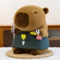Peluche capibara barbiere con grembiule verde e piccoli accessori - Parrucchiere / 25cm