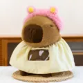 Morbido peluche Capybara con mantella da parrucchiere gialla e fascia rosa pelosa - Perming / 25cm
