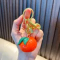 Llavero de mandarina de resina realista con anillo de metal dorado para bolsos y llaves - Mandarina