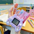 Lila Cartoon-Katzen-Controller-Stil Handheld-Spielkonsole Schlüsselanhänger Spielzeug - Lila
