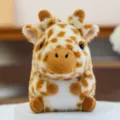 Süßes rundes Giraffen Kuscheltier aus weichem braun geflecktem Stoff als Geschenkidee - Giraffe