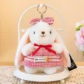 Schattig wit pluche konijn in een rood geruite jurk voorzien van een rode strik - Lily Konijnenhanger (Rood)