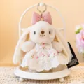 Schattige pluche konijnenpop met roze strik en kanten bloemenjurk als cadeauoptie - Lily Konijnenhanger (Lichtbruin)