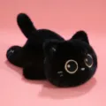 Peluche chat noir adorable avec de grands yeux en position allongée pour un cadeau - Chat noir