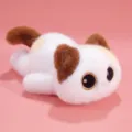 Adorable poupée en peluche de chat calicot couché avec de grands yeux et fourrure - Chat calico