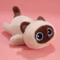 Peluche de chat siamois mignonne en position allongée avec grands yeux - Chat Siamois