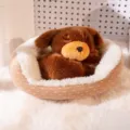 Adorno de peluche de perrito marrón durmiendo en un nido acogedor beige con estrellas - Perro / 13cm