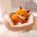 Adorable adorno de zorro de peluche durmiendo con una cómoda camita de lunares beige - Zorro / 13cm