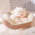 Adorable ovejita de peluche durmiendo con una mini cama de lunares decoración escritorio - Cordero / 13cm