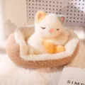 Lindo peluche de gato durmiendo simulado en una acogedora minicuna para mascotas - Gato calicó / 13cm