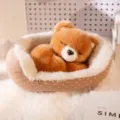 Lindo oso de peluche durmiendo en una acogedora cama de lunares decor - Oso de peluche / 13cm