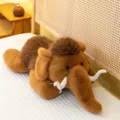 Niedliches Mammut-Plüschtier auf weißer Steppbettwäsche in gemütlicher Schlafzimmerumgebung - 38 cm / Braun