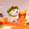 Adorabile cucciolo di peluche bianco con un cappello creativo a forma di hamburger - Cane / 12cm / Cane Bianco Hamburger