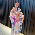 Handgefertigter blau-lila Perlen-Schlüsselanhänger mit einer zarten lila Netzschleife - Lila