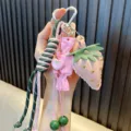 Llavero de fresa de cuero hecho a mano con amuleto de caramelo rosa y cordón verde - Rosa