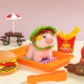 Simpatico peluche maialino rosa con cappello ad hamburger variante e accessori cibo. - Burger Maialino