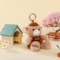 Süßer brauner Plüschtier-Schlüsselanhänger mit 'Happy'-Tag und goldenem Ring für Taschen - Kuh