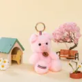 Niedlicher rosa Plüschschweinchen-Schlüsselanhänger mit 'Happy'-Anhänger in Miniaturszene - Rosa Schwein