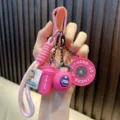Mini-Fitness-Schlüsselanhänger in Pink mit Kugelhantel-, Hantelscheiben- und Flaschen-Anhängern - Fuchsia
