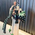 Llavero de fresa de cuero hecho a mano con dije negro y borla de cuerda trenzada verde - Negro