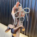 Portachiavi bassotto in pelle marrone scuro con cornice a cuore e fiocco in metallo - Caffè