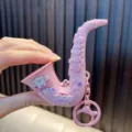 Encantador llavero de juguete de saxofón rosa con un diseño de oso lindo para bolsos - Rosa