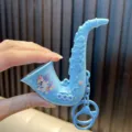 Llavero de saxofón azul con lindo patrón de gato y gancho de plástico para colgar - Azul