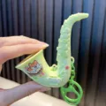 Lindo llavero musical de saxofón verde para decoración de bolsos y mochilas escolares - Verde