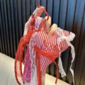 Roter und weißer gestreifter Herz-Anhänger mit Spitze und Lucky-Stickerei Schmuck - Rot