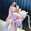 Exquisiter rosa gestreifter Herz-Taschenanhänger mit zarter Spitze und Lucky-Stickerei - Rosa