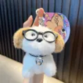 Schattige witte en bruine pluchen puppy sleutelhanger met zwarte bril en een zilveren bel - Koffie