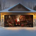 Grande striscione natalizio per porta del garage con Babbo Natale in un'officina di moto - Officina di Natale e Motocicletta (CK-003) / 400x180cm