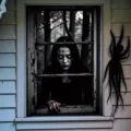 Poster per finestra di Halloween con donna fantasma, lacrime nere e occhi bianchi - 120x80cm / Stile Fantasma di Donna Pallida