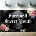 Gotisches Farewell Sweet Youth Totenkopf Banner mit Rosen für Halloween Party Dekoration - Skull und Rose Stil (SBJ-002) / 95x75cm