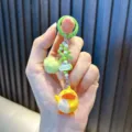 Süßer gelber Enten-Schlüsselanhänger mit grünem Bommel und Perlenband - Grün