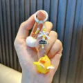 Handgefertigter Schlüsselanhänger mit gelber Ente und weißem Pelzball-Anhänger-Dekor - Weiß