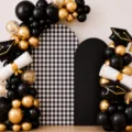 Set de decoración de graduación con arco de globos negro dorado y fondo de cuadros - Estilo de Graduación Negro y Dorado (SGX-004) / Juego de 2 Piezas (100x200cm+120x220cm) / Cuadros Blancos y Negros (Poliéster)